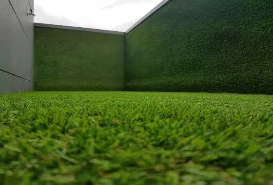 Césped artificial decorativo en jardín instalado en Alcalá de Henares