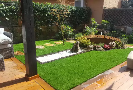 Césped artificial para jardín familiar instalado en Alcalá de Henares