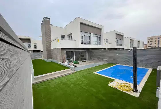 Césped artificial para piscinas instalado en Alcalá de Henares