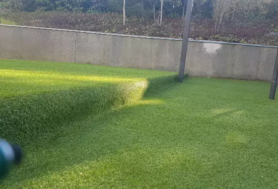 Instalación de césped artificial en jardín de Alcalá de Henares