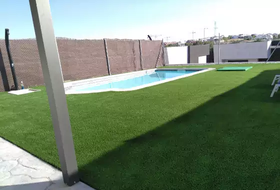 Instalación de césped artificial sobre hormigón en Alcalá de Henares