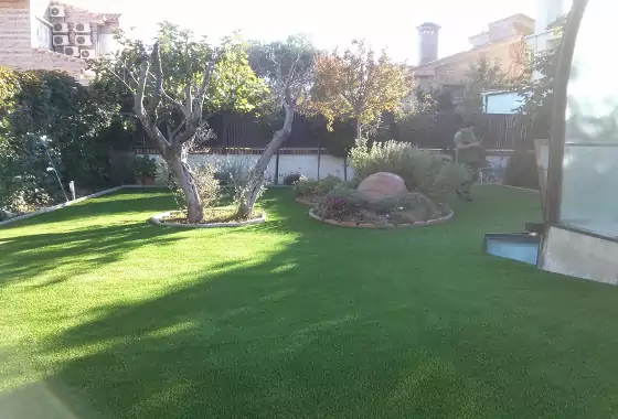 Jardín con césped artificial recién instalado en Alcalá de Henares